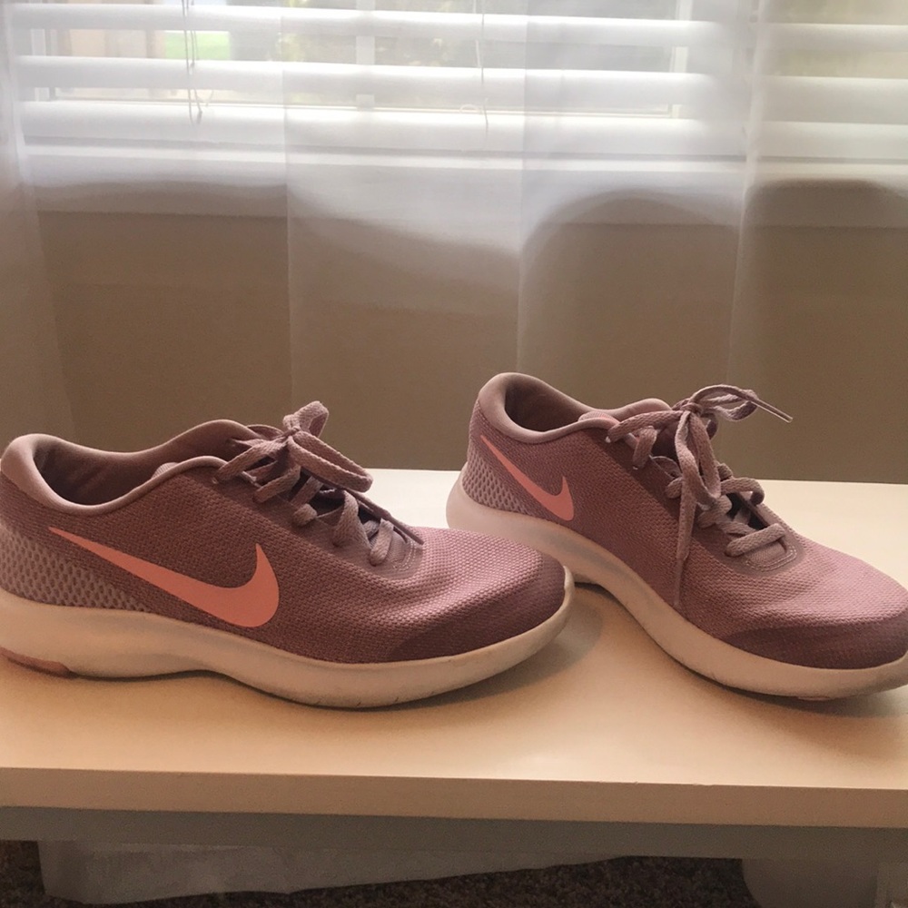 NIKE TENNIS SHOES BARELY WORN